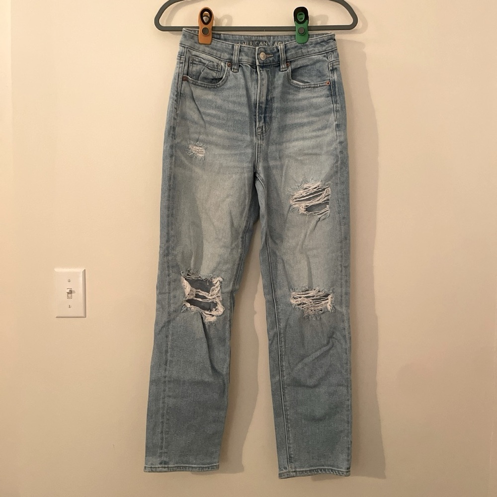Women’s American Eagle light wash ripped mom jeans, size 2